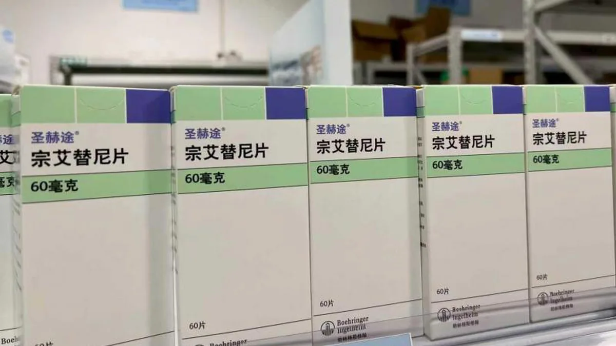 患者在医院医保办窗口咨询药品报销政策